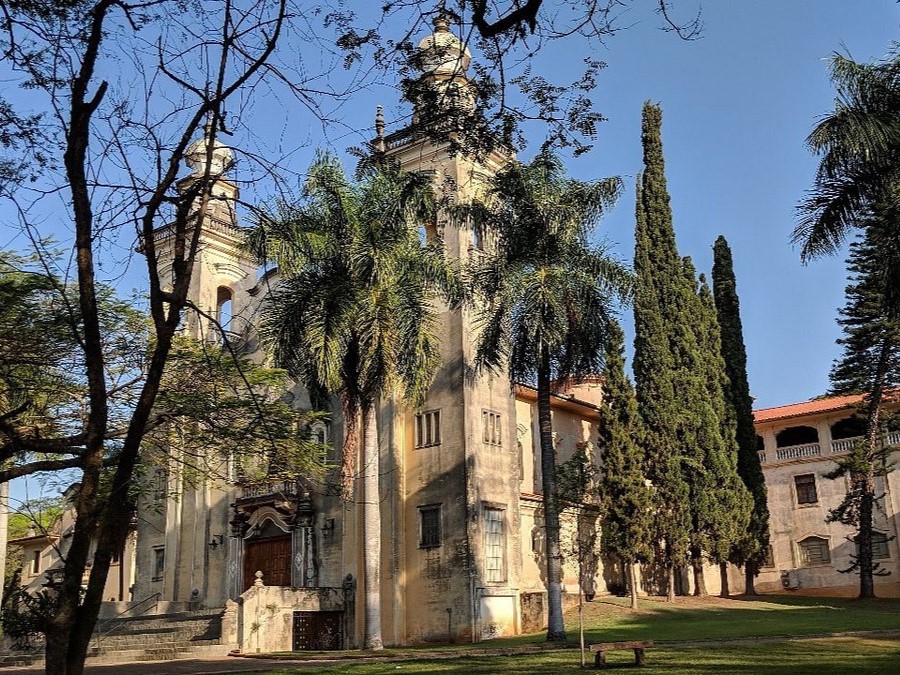 Vila Kostka é um conjunto formado por uma grande igreja, oito capelas, várias salas para reuniões, biblioteca, refeitório, sarcógrafo, copa, cozinha, frigorífico e quartos para acomodar aproximadamente 500 pessoas, entre outros aposentos, todos dispostos 